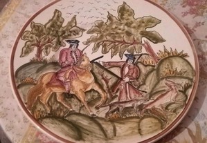 Prato em faiança portuguesa pintado à mão " Caçador "
