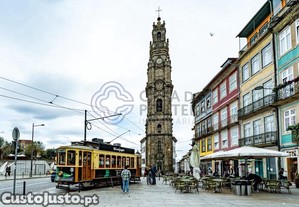 Prdio no centro da cidade invicta junto  torre dos Clrigos.