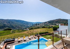 Prédio Em Mesão Frio Com Vistas Desafogadas...