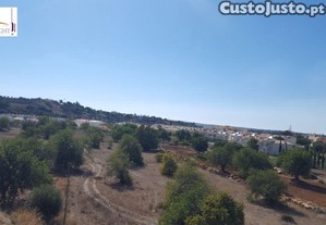 Terreno urbano em zona central na freguesia de ferreiras
