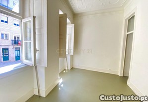 Apartamento T2 no centro de Lisboa - São Vicente, com um pequeno logradouro.