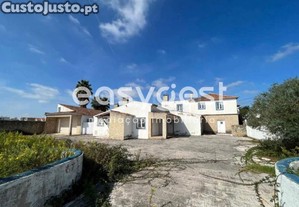 Casa Secular, Composta Por 3 Corpos Distintos...