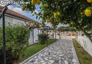 Moradia Térrea Com Jardim Amplo Em Pedrouços