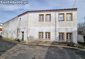 Moradia T2 Com Comércio Localizada Em Vila Nova...