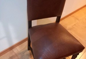 2 Cadeiras forradas em napel