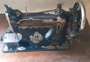 Máquina de costura antiga em bom estado.