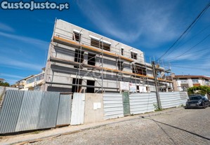 Apartamento T3 Novo, Recuado Com 2 Lugares De...