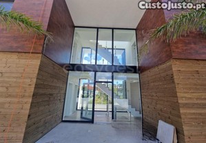 Belíssima Moradia T5 Com Piscina, Sita Na Aroeira