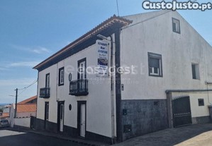 Três Moradias E Um Bar, Café, Restaurante Nos...