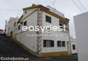 Moradia Com 7 Quartos Bem Localizada Na Vila De...