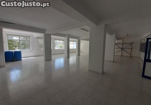 Amplo armazm com dois escritrios na Amora, Seixal!