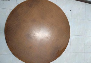 Mesa redonda de madeira.