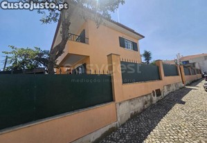 Moradia T5 Com Piscina Em Zona Residencial -...