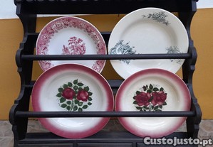 Antigo escaparate em madeira com 3 prates de Sacavm.