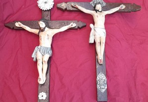 2 Crucifixos antigos com Cristos em madeira.
