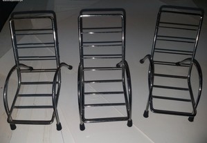 Cadeiras de metal para exposição