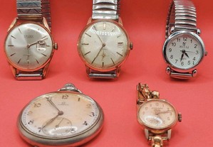 Vários relógios usados antigos