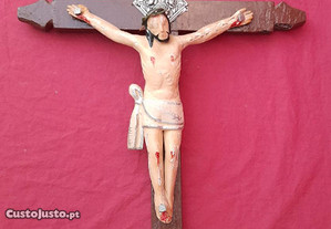 Crucifixo antigo com Cristo em madeira.