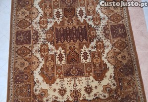 Duas carpetes estilo Oriental, tradicional e Persa