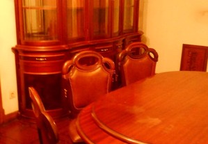 Sala de jantar com mesa e 6 cadeiras