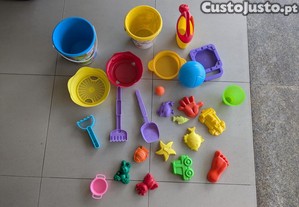 Diversos brinquedos para a praia e piscina