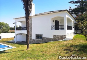Moradia de grandes dimensões com amplo espaço exterior localizado na Cotovia, Sesimbra