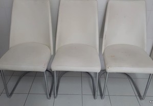 Cadeiras almofadadas em pele com pés metálicos 3 unidades