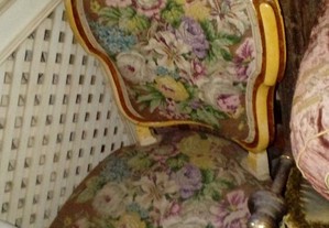 Cadeira antiga lacada forro bordado florado