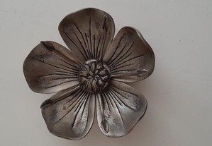 Cinzeiro em estanho com formato de flor (raro)