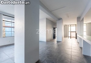 Loja 95M² Em Gaia Com Potencial De Conversão...