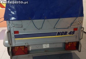Atrelado de carga com lona