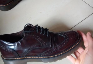 Sapatos Oxford completamente novos de couro genuíno e de origem.portes de envio gratuitos