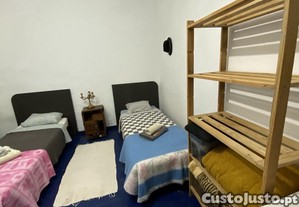 Quarto partilhado em mini-quintinha  c/ animais e horta