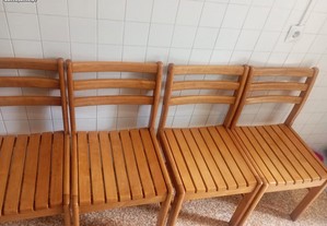 4 Cadeiras em Madeira como Novas