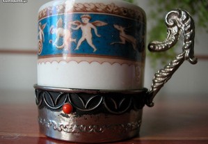 Chávena de café em porcelana, com armação metálica