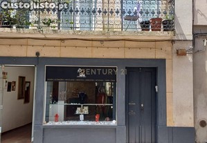 Loja Espaosa em Santarm com Ptio e Escritrio