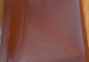 Toalha mesa em polyester cor castanho com 1,22x1,15 cm