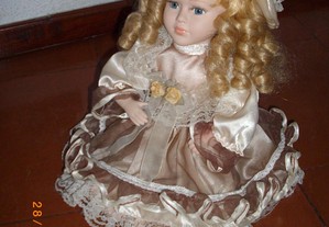 boneca antiga em porcelana