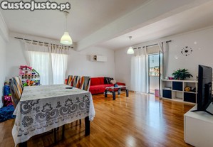T3- Apartamento com boas áreas, varandas nas três frentes, muita exposição solar, 4º S. Elev.