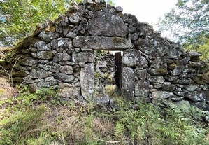 Terreno com pequena ruína em Azére, Arcos de Valde