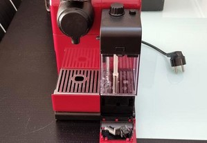 Máquina Nespresso Delonhgi Latíssima Touch Red