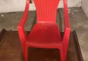 cadeira vermelha de plástico de jardim