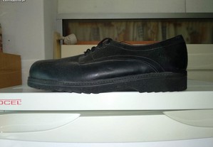 Sapatos pretos para homem com cordoes nº 45 nunca usados