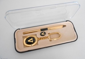 Esferográfica e porta chaves em bonita caixa
