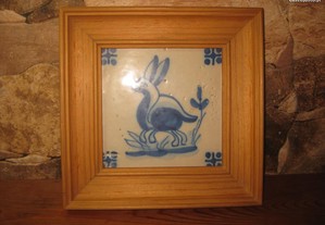 Antigo azulejo azul e branco coelho sec XIX c/ moldura