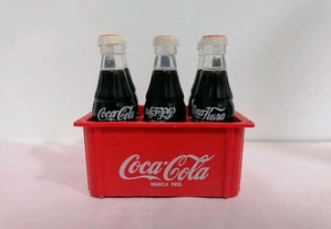 Grade miniatura com 6 garrafinhas em plástico com publicidade da Coca-Cola