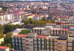 Espao comercial/empresarial com 2.466 m2, frente  estao de comboios e junto ao IC19
