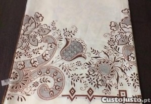 Toalha de mesa 250x140,leve,fluida e fresca para o vero,usada 1 vez,veja zonas