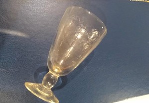 Copo de licor em vidro biselado