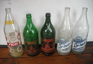 Várias garrafas antigas pirogravadas de litro